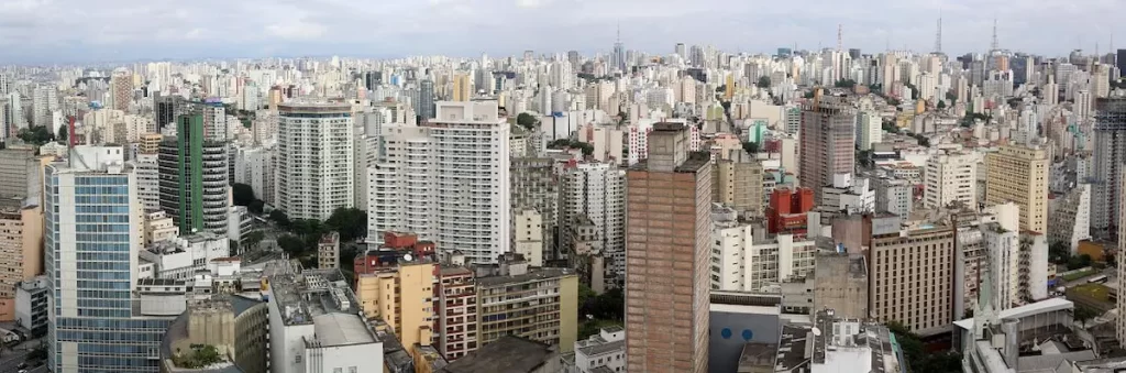 サンパウロの写真。大都会で、高層ビルがひしめきあっています。