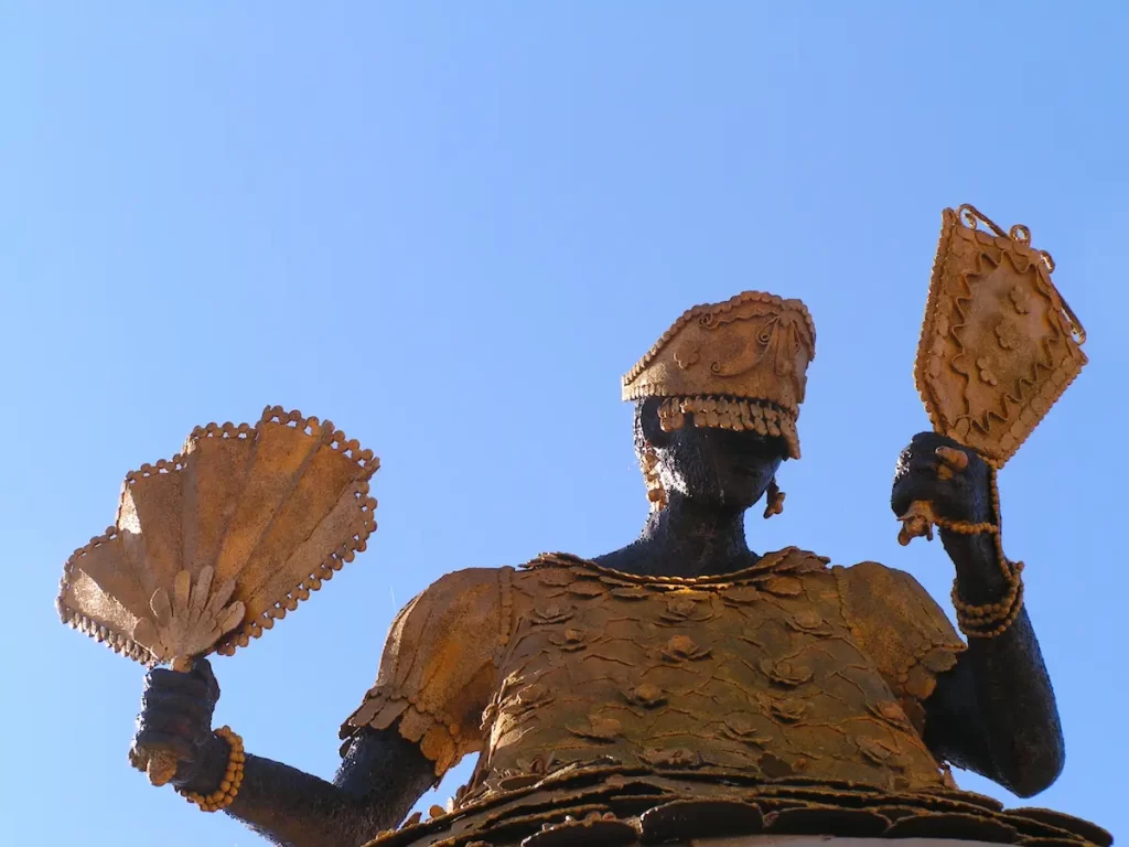 カンドンブレの神、オシュンの像の写真。黒人の姿で、黄金のマスクやおうぎ、衣装をまとっています。