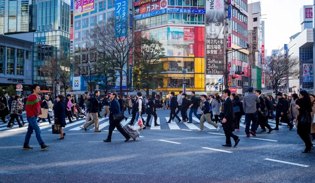渋谷駅前のスクランブル交差点の写真。性別も年齢もさまざまな、たくさんの人が行き交っています。