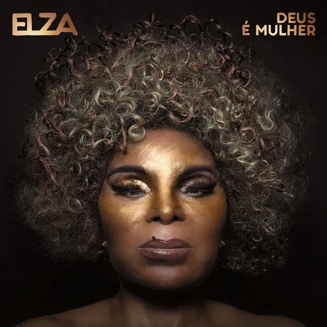 2018年のアルバム、「デウス・エ・ムリェール」のジャケット。エルザ・ソアレスの顔をアップで撮った写真で、黒い背景の中、白髪のアフロヘア―のエルザが真正面のこちらを無表情で見つめています。