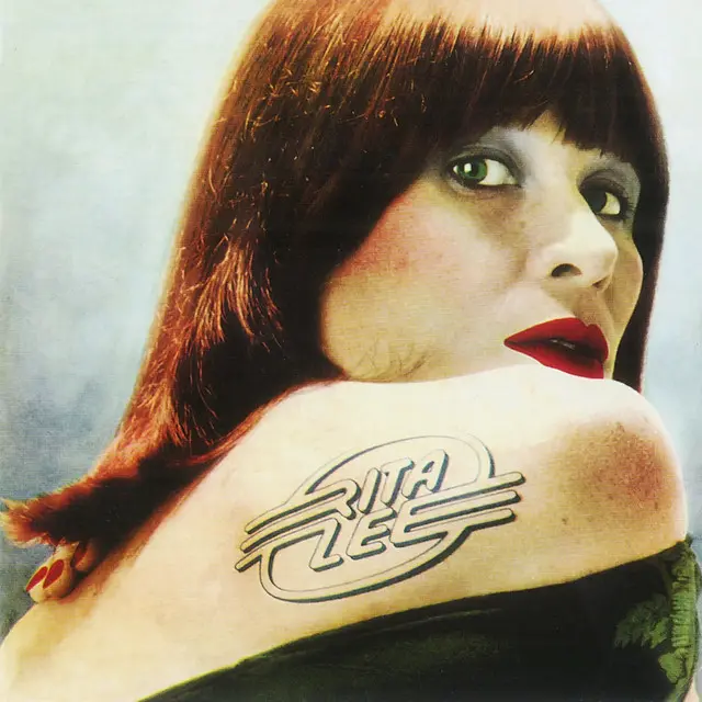 1979年のアルバム「ヒタ・リー」のジャケット。ヒタ・リー本人の肖像写真で、真っ赤な髪に真っ赤な口紅をさし、服から肩を出して、肩越しにこちらを見つめています。肩には、「ヒタ・リー」という文字のタトゥーが描かれています。